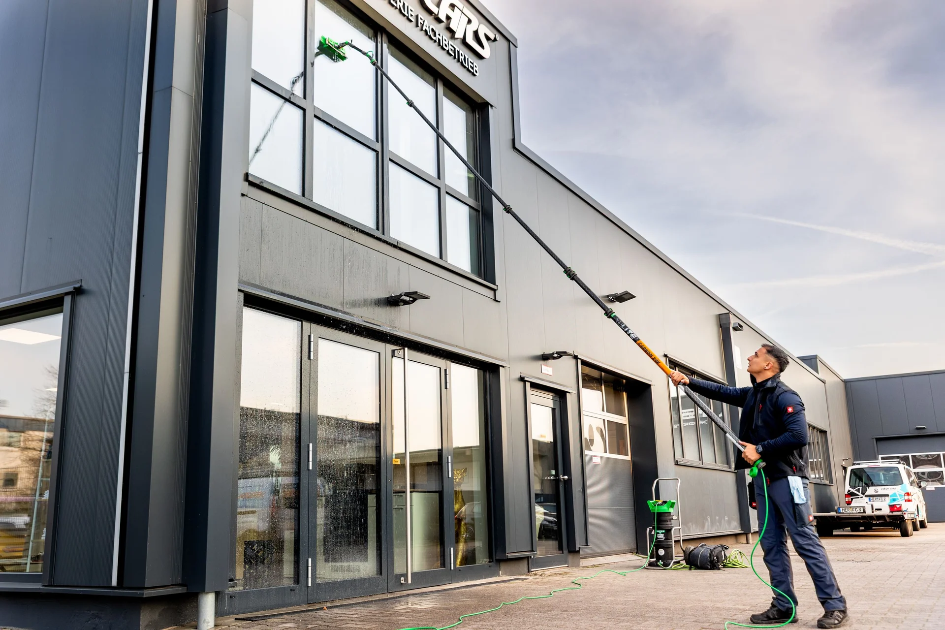 Fachgerechte Glasreinigung einer modernen Gewerbeimmobilie Herne