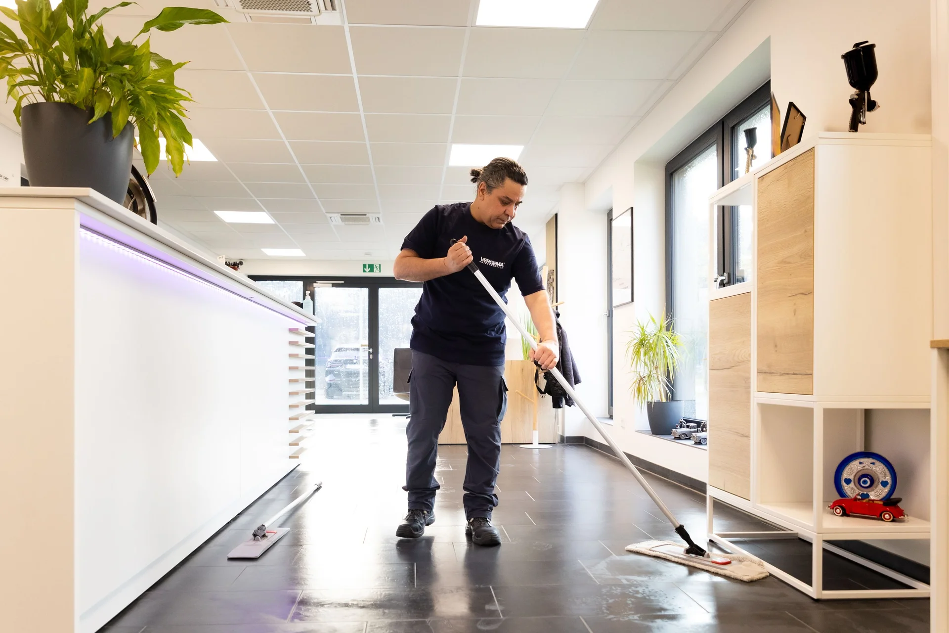 Fachgerechte Bodenreinigung in modernen Büroräumen Herne