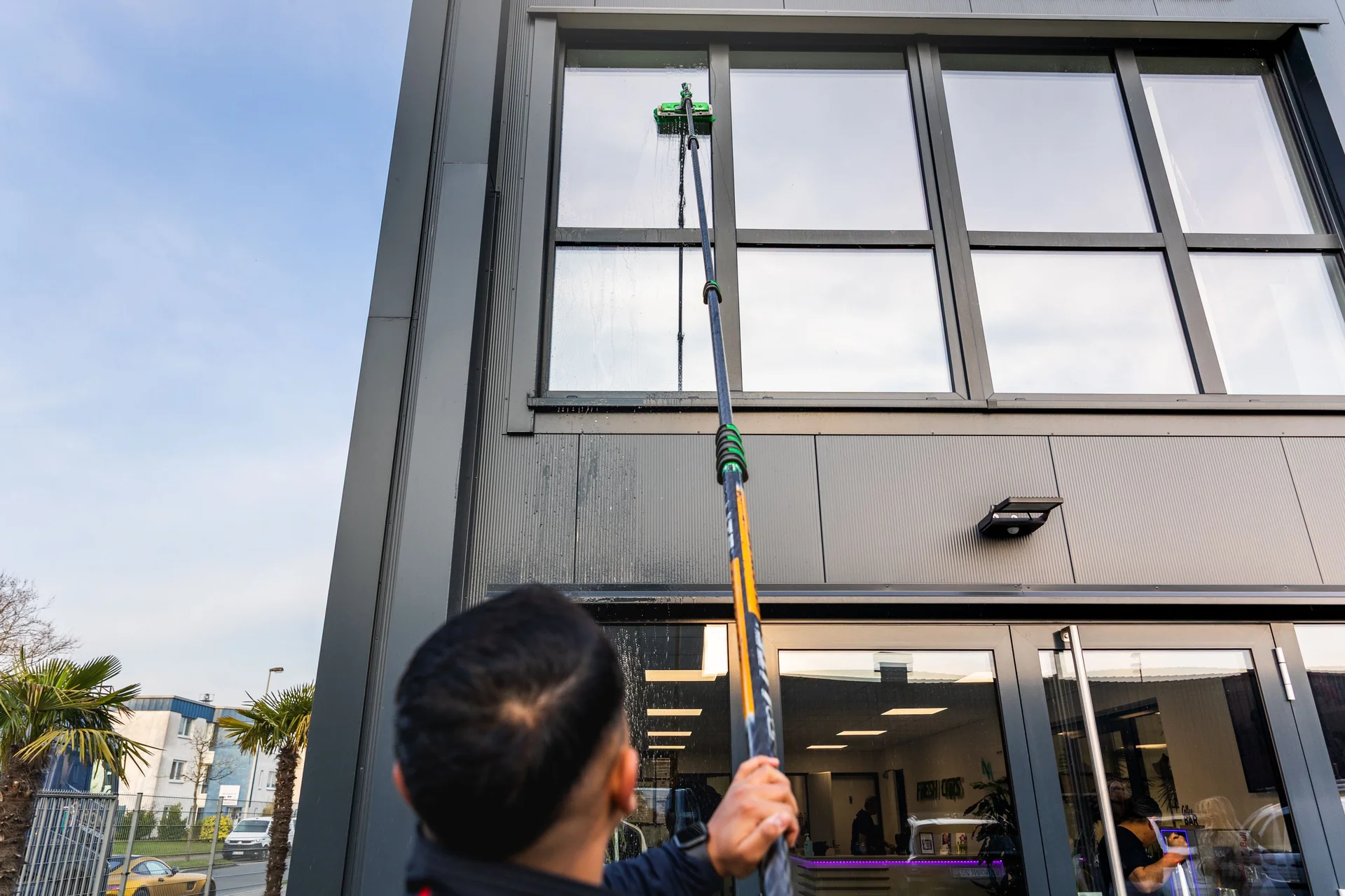 Fensterreinigung mit modernem Teleskopstangen-System