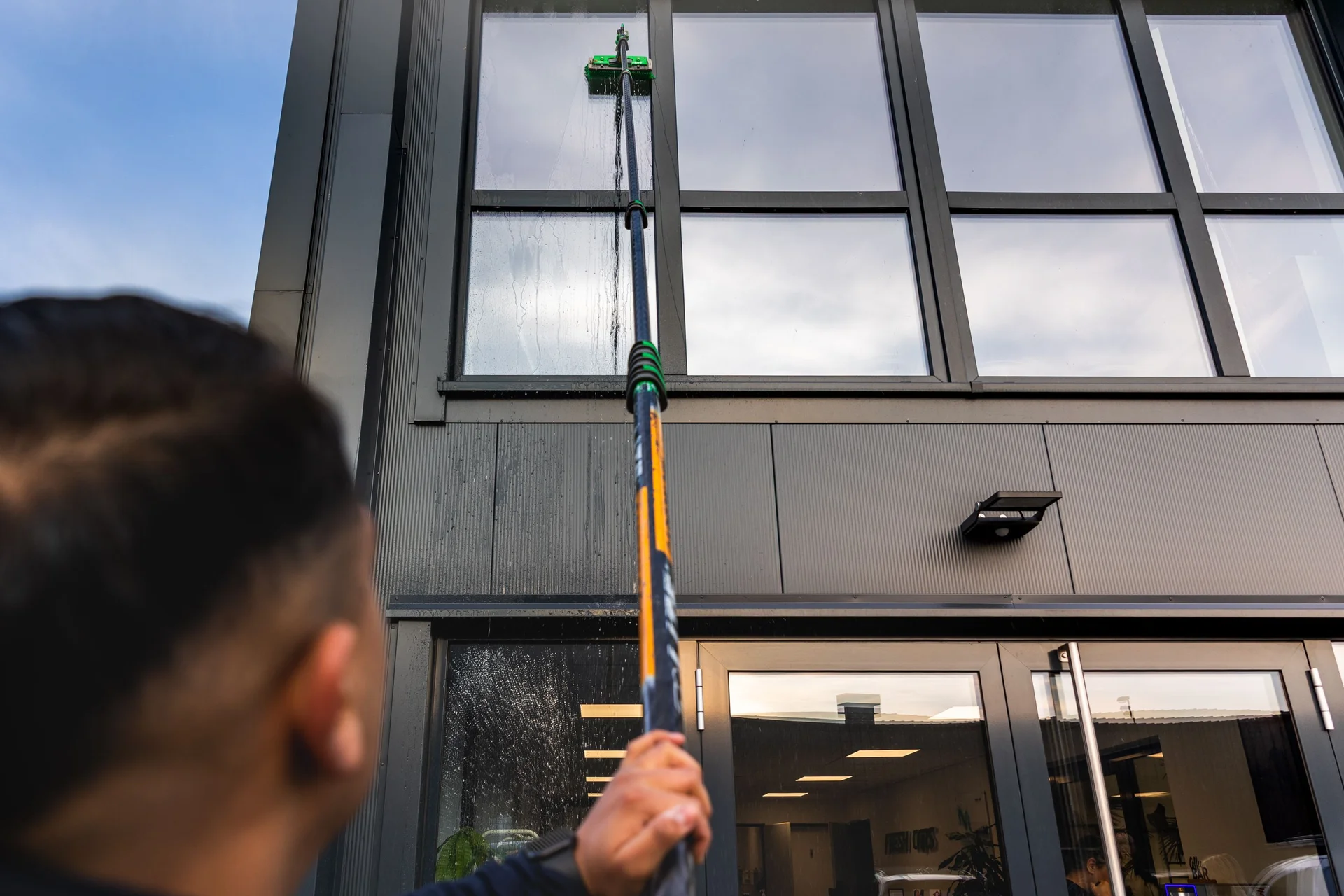 Professionelle Glasreinigung einer modernen Gewerbefassade Herne